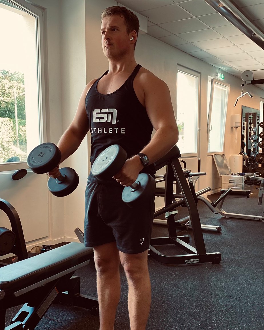 Lukas Vogel beim Krafttraining mit Kurzhanteln
